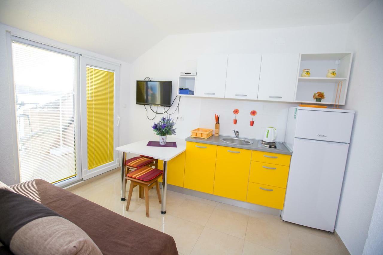 Apartmani Cindrić Karlobag Exterior foto